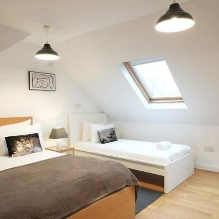 Great Airport Sleep Apartment Harmondsworth Exterior photo