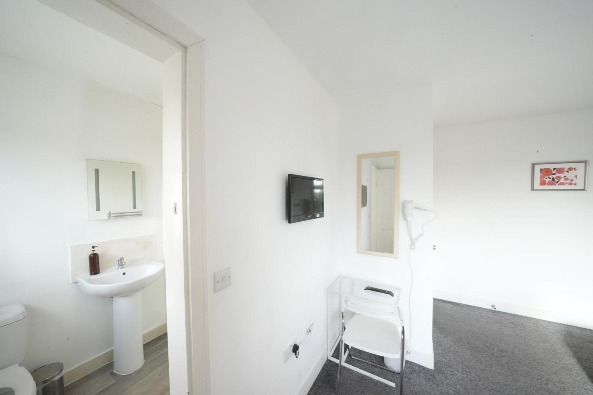 Great Airport Sleep Apartment Harmondsworth Exterior photo