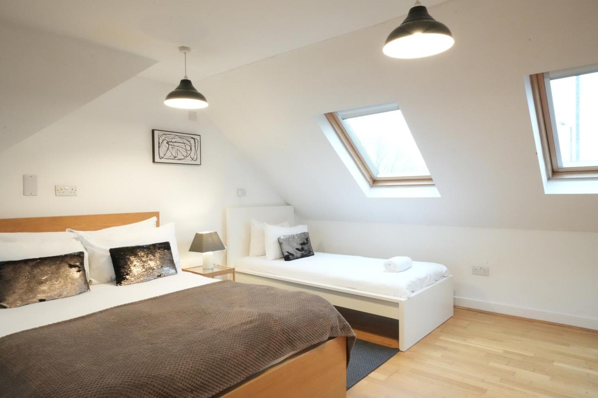 Great Airport Sleep Apartment Harmondsworth Exterior photo