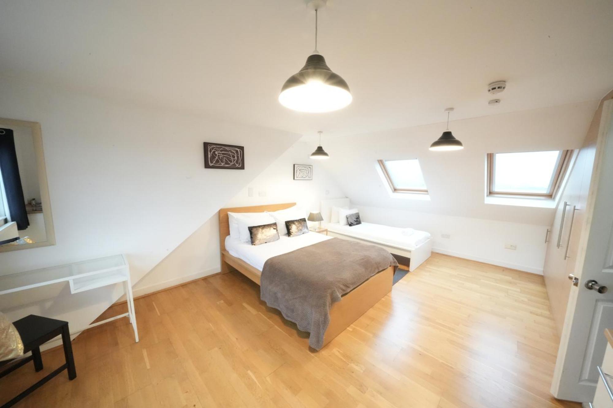 Great Airport Sleep Apartment Harmondsworth Exterior photo