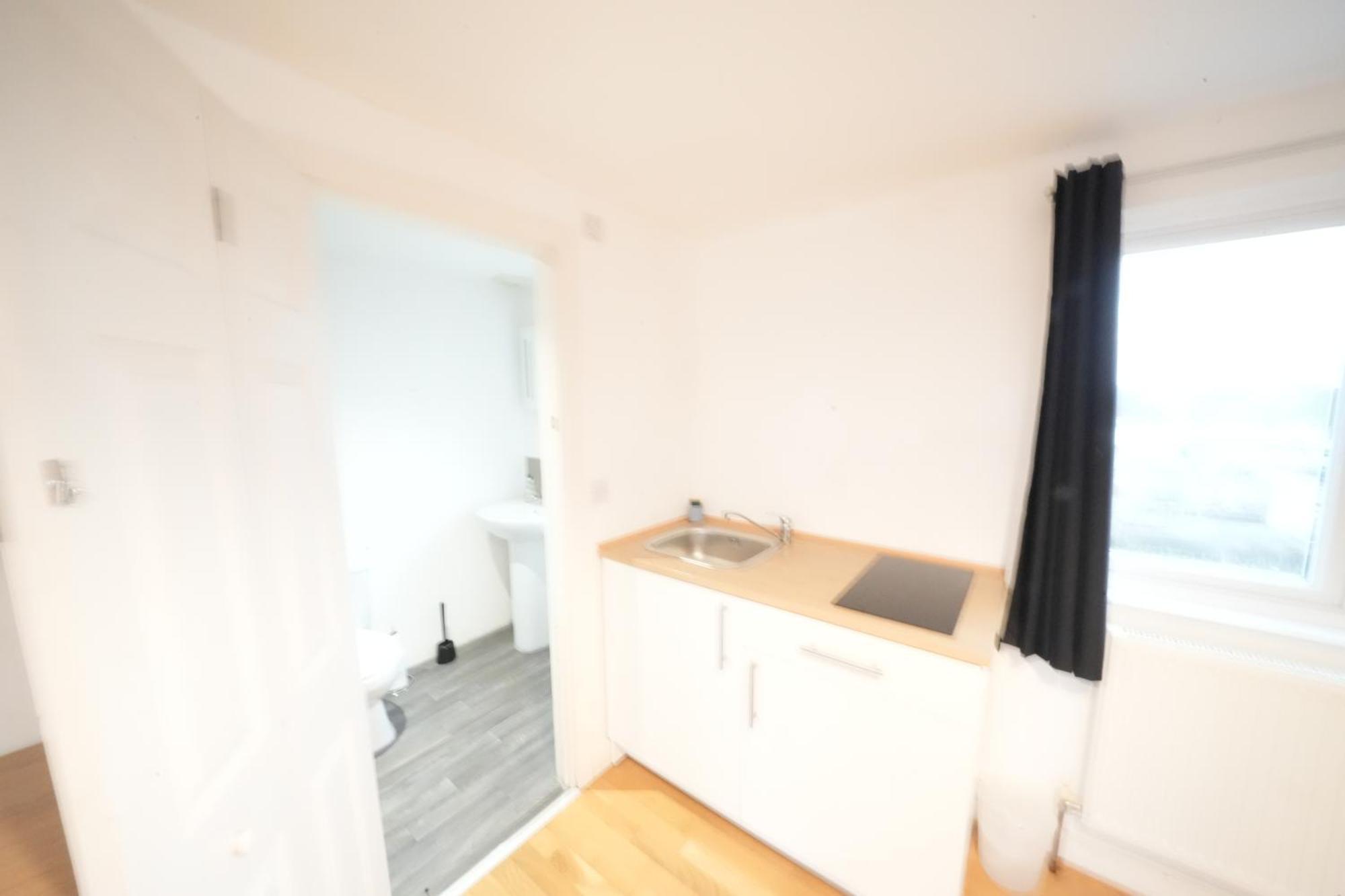 Great Airport Sleep Apartment Harmondsworth Exterior photo