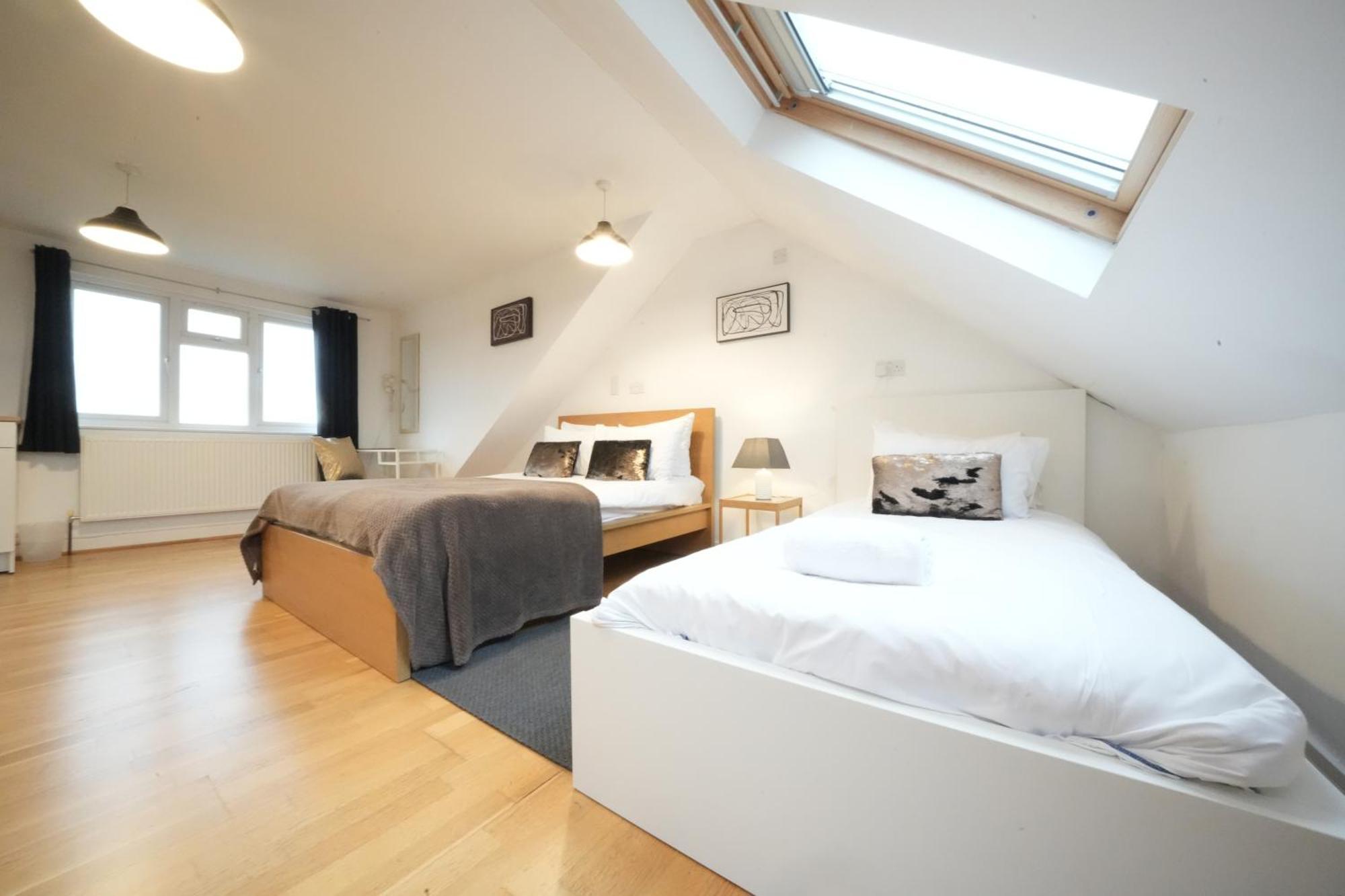 Great Airport Sleep Apartment Harmondsworth Exterior photo