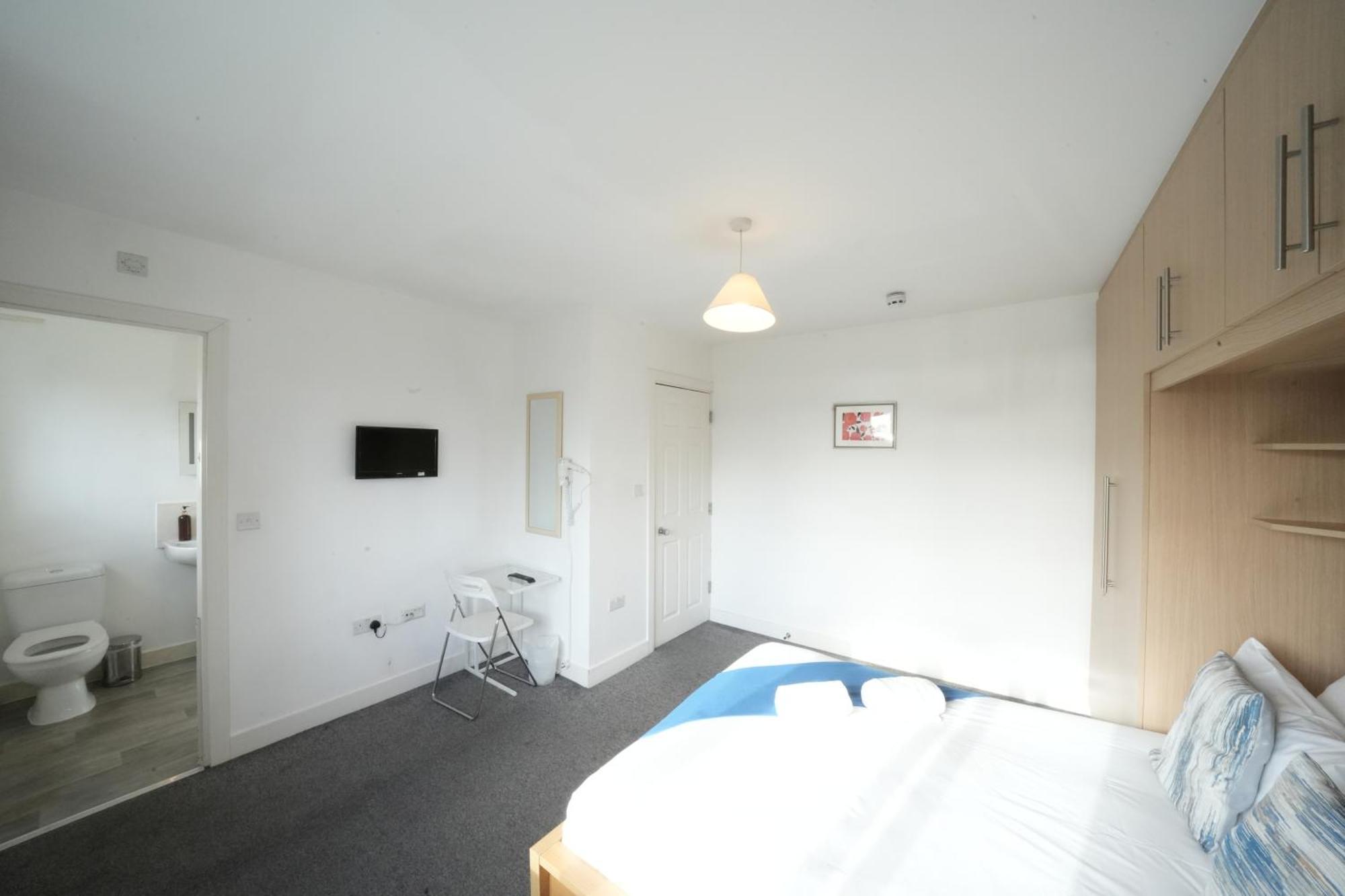 Great Airport Sleep Apartment Harmondsworth Exterior photo