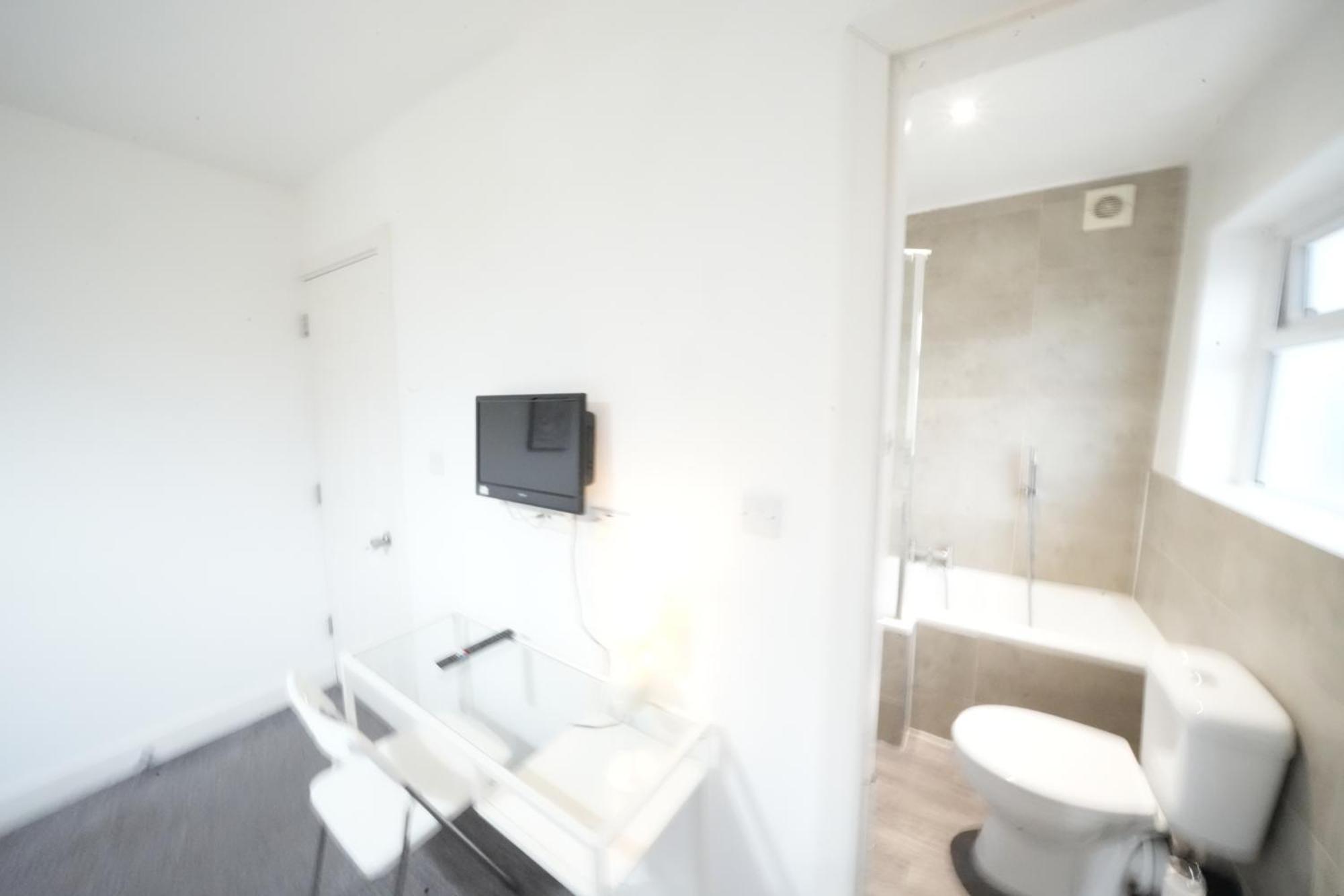 Great Airport Sleep Apartment Harmondsworth Exterior photo