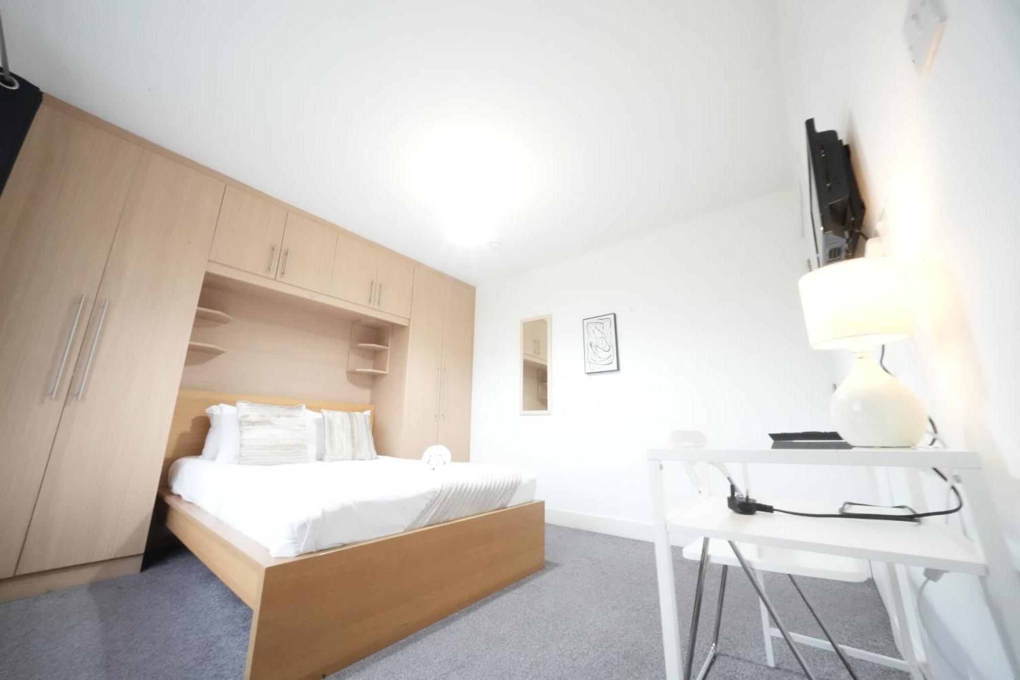 Great Airport Sleep Apartment Harmondsworth Exterior photo