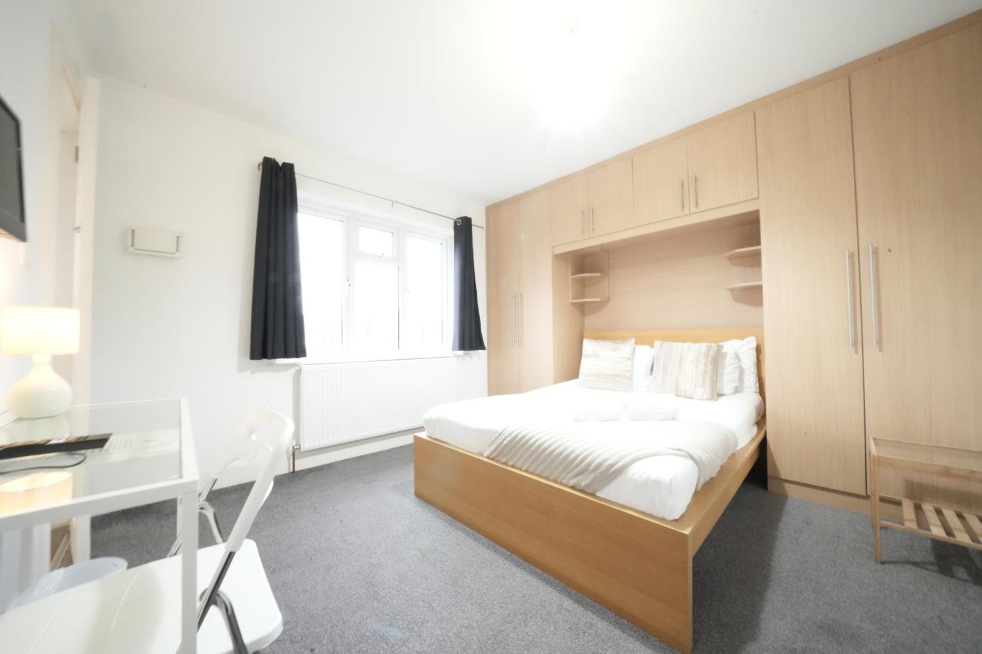 Great Airport Sleep Apartment Harmondsworth Exterior photo