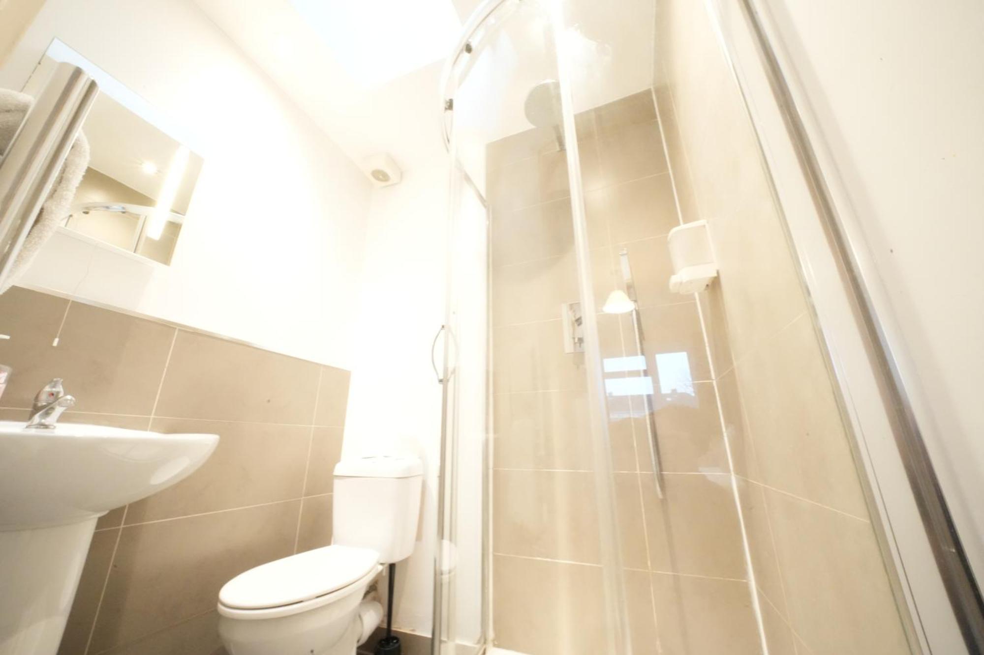 Great Airport Sleep Apartment Harmondsworth Exterior photo