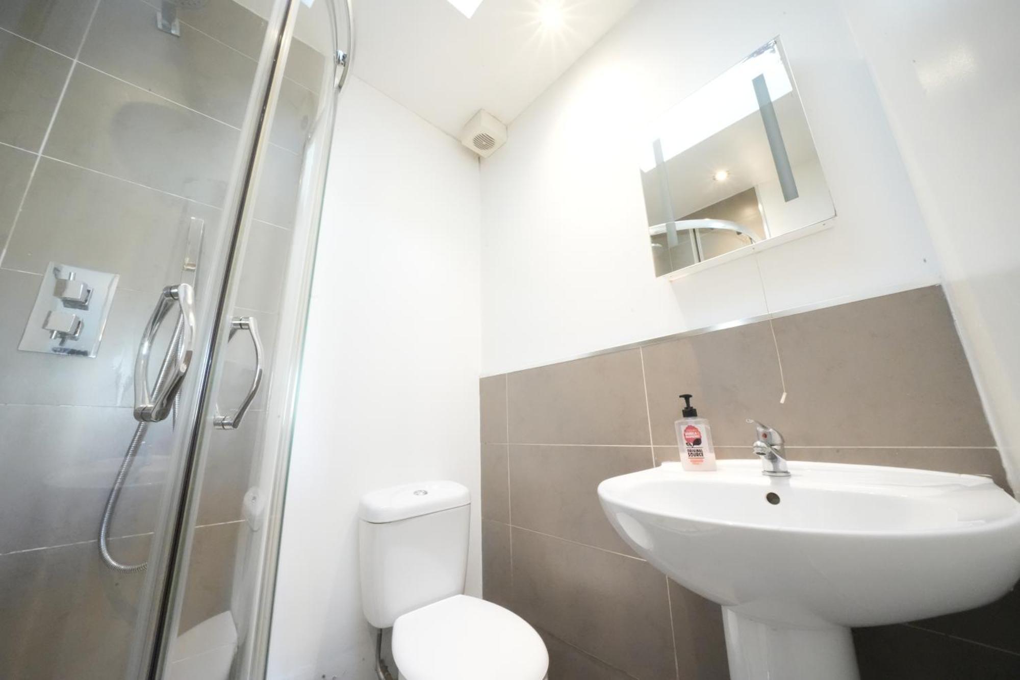 Great Airport Sleep Apartment Harmondsworth Exterior photo
